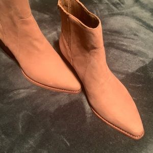 New(without box) women 6.5m Vince Camuto Devena bootie